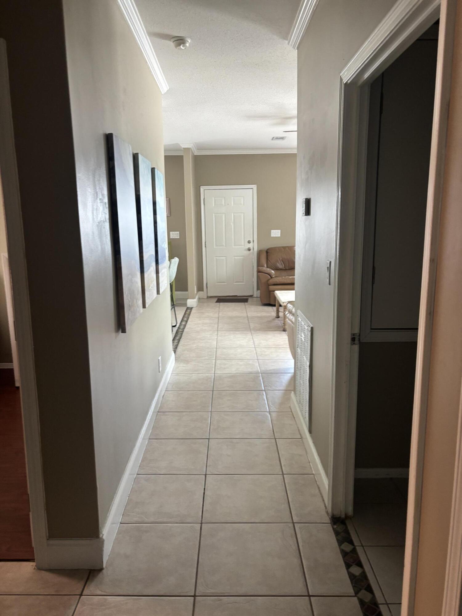 210 W 2nd Court Property Photo 9