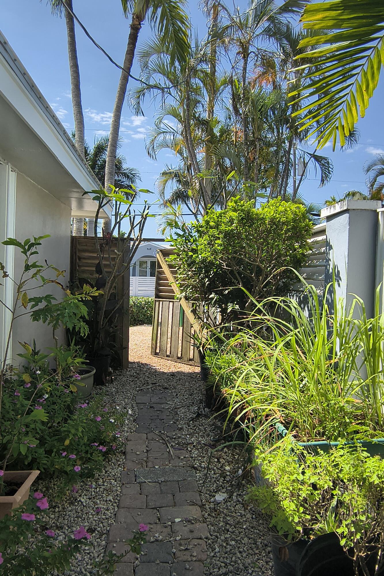 3011 Riviera Drive Property Photo 13
