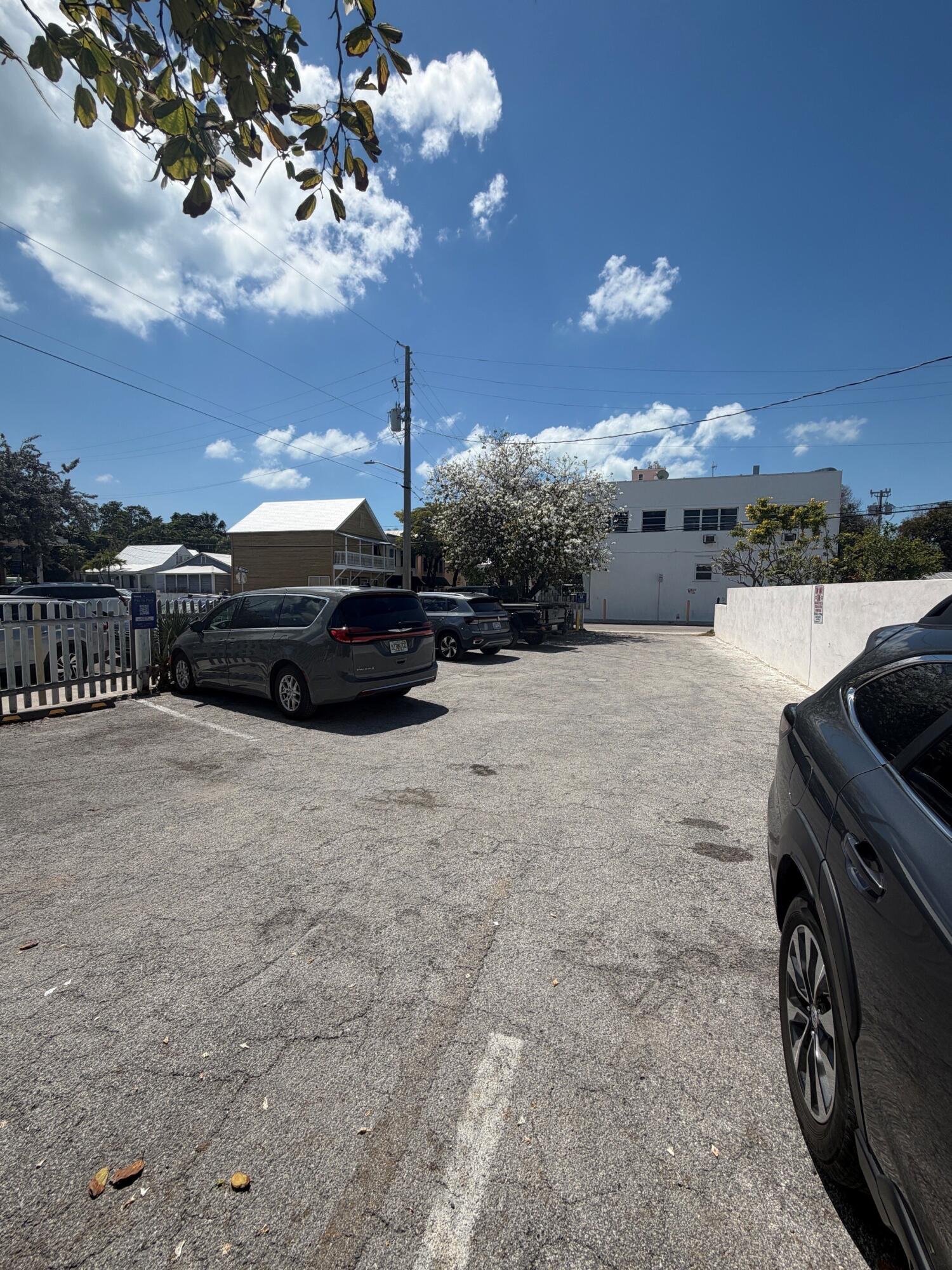 425 Bahama Street Property Photo 3