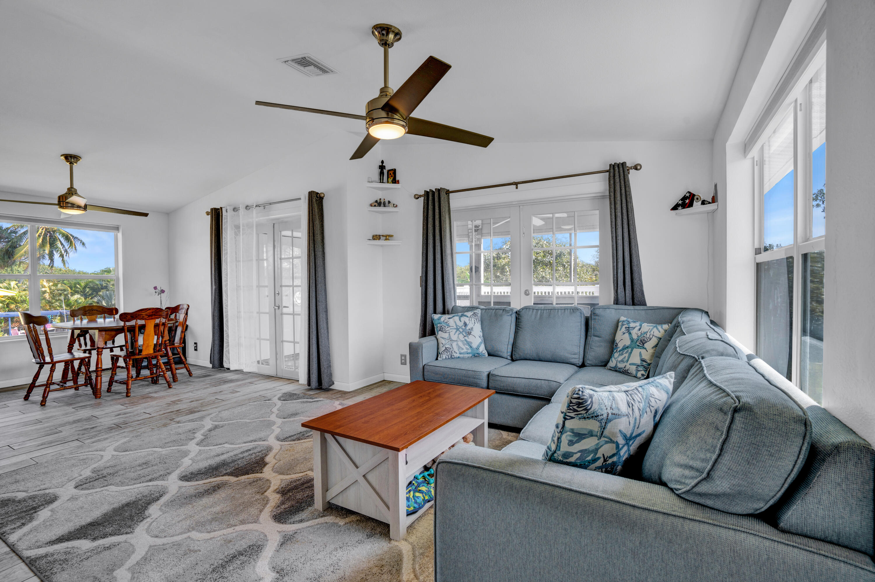 937 Loggerhead Lane Property Photo 4
