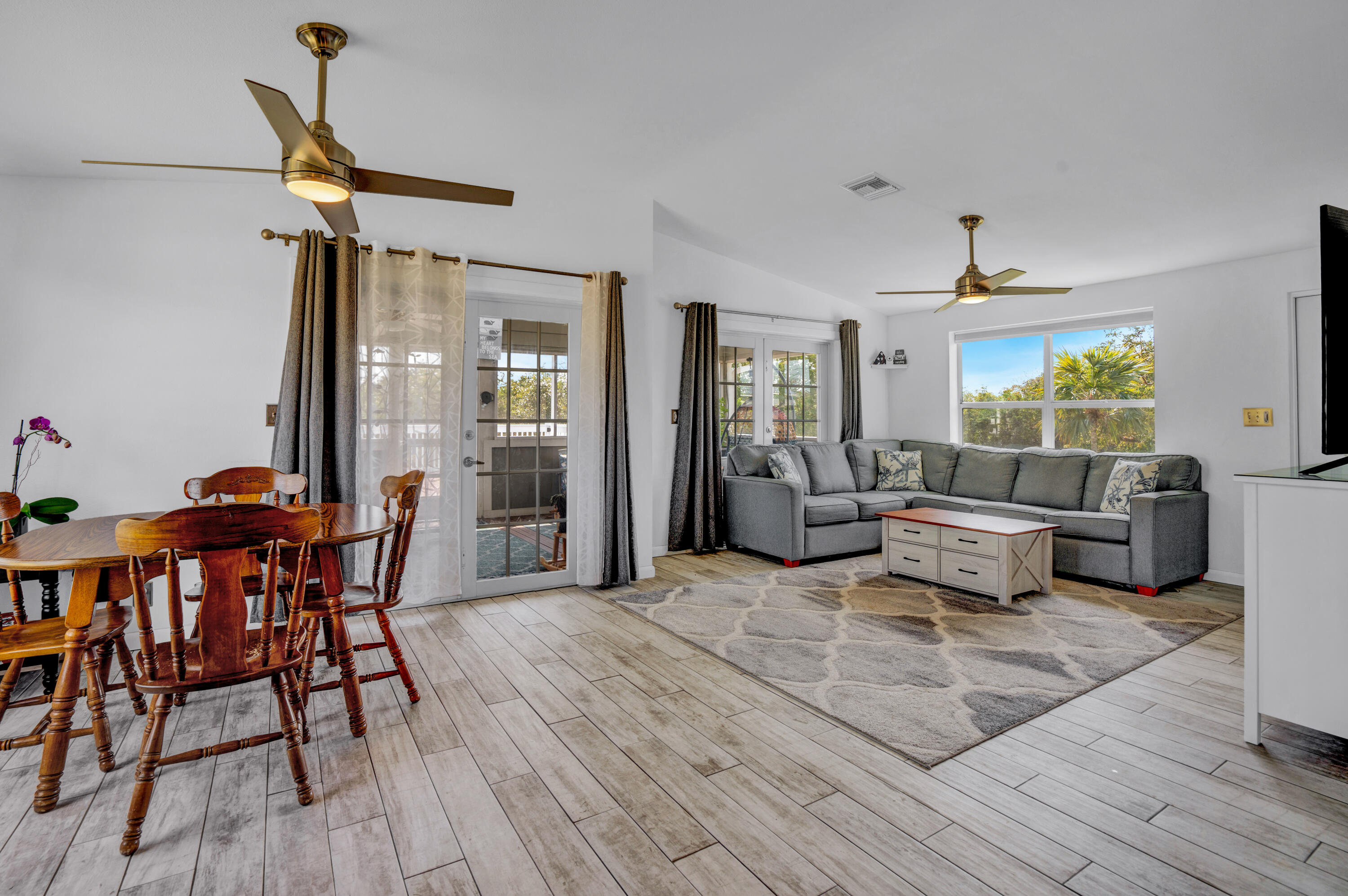 937 Loggerhead Lane Property Photo 6