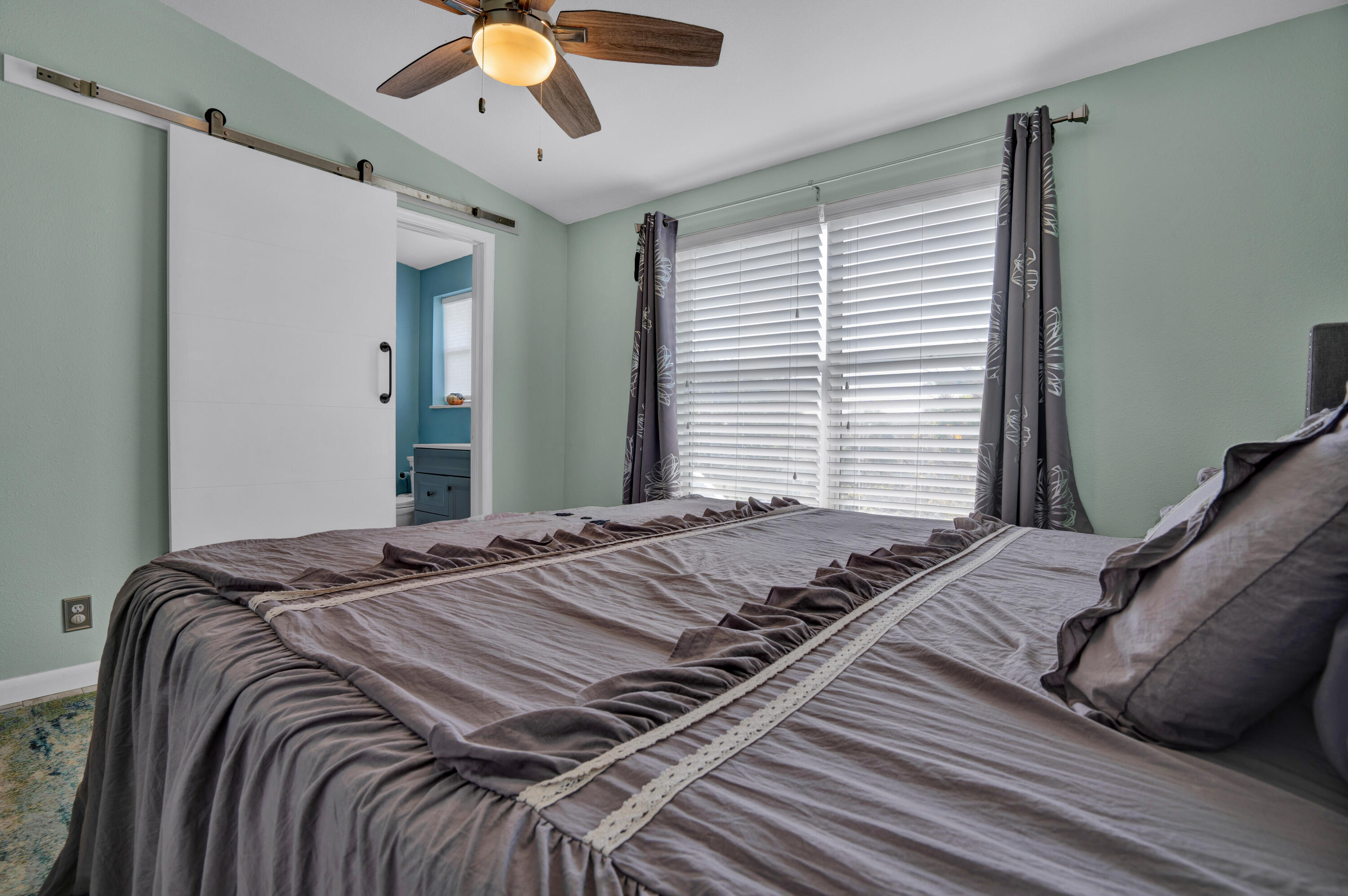 937 Loggerhead Lane Property Photo 12