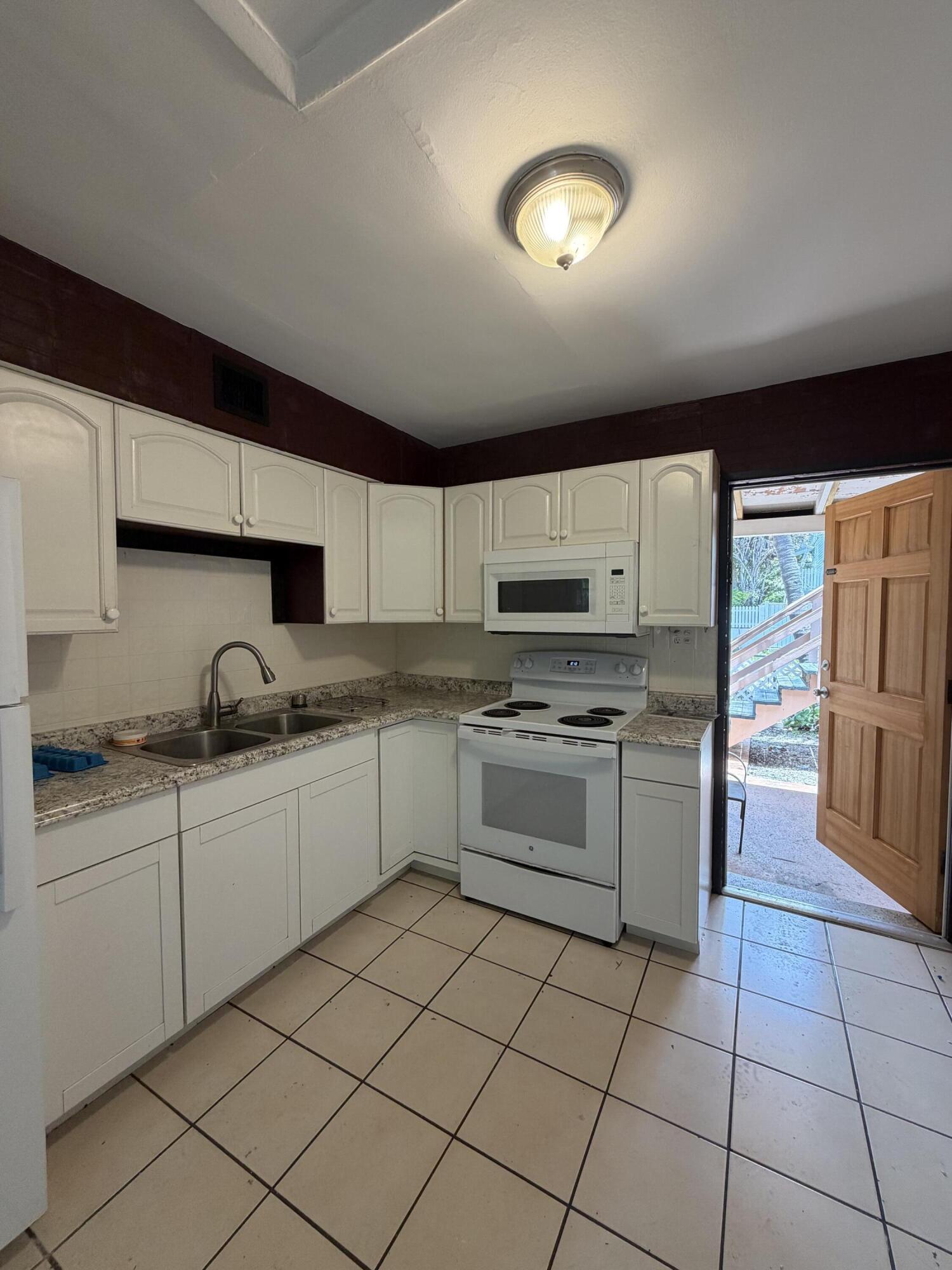 1614 Dennis Street B Property Photo 7