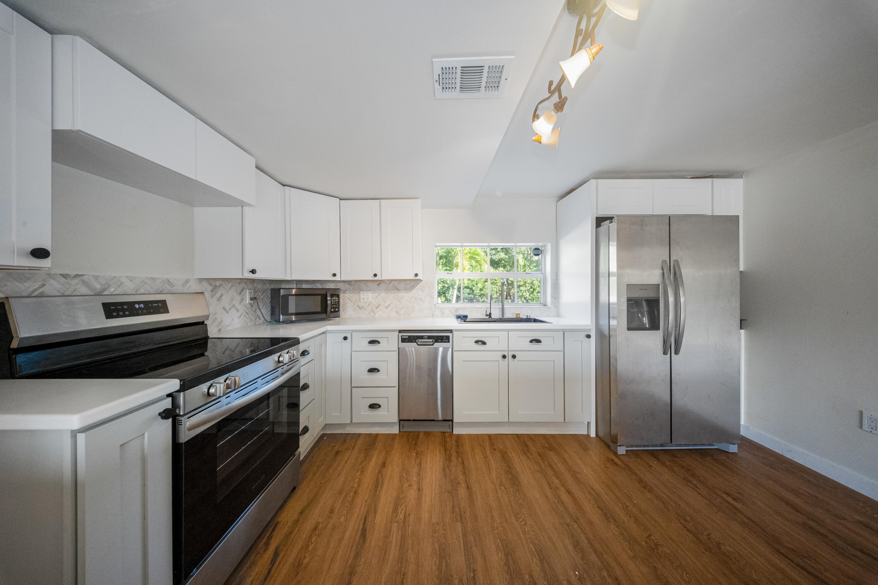 133 Valois Boulevard Property Photo 3