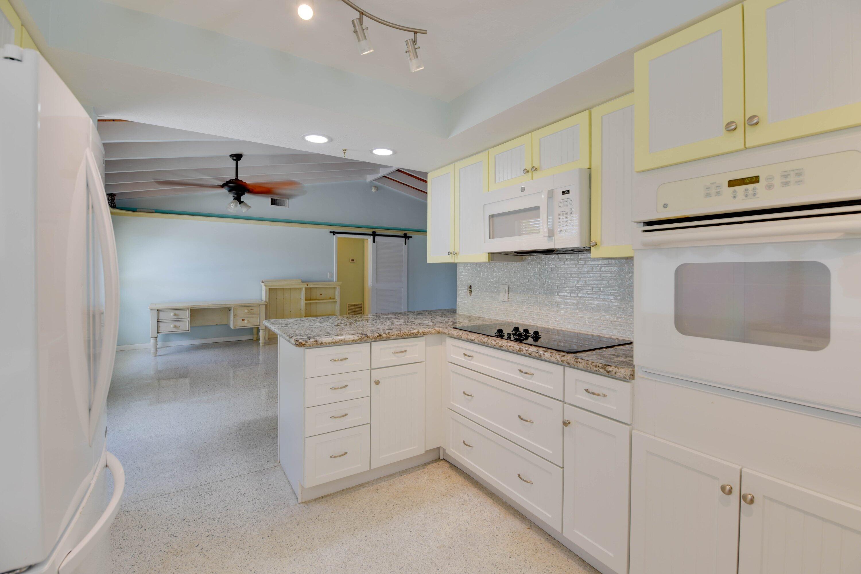 466 W Shore Drive Property Photo 4