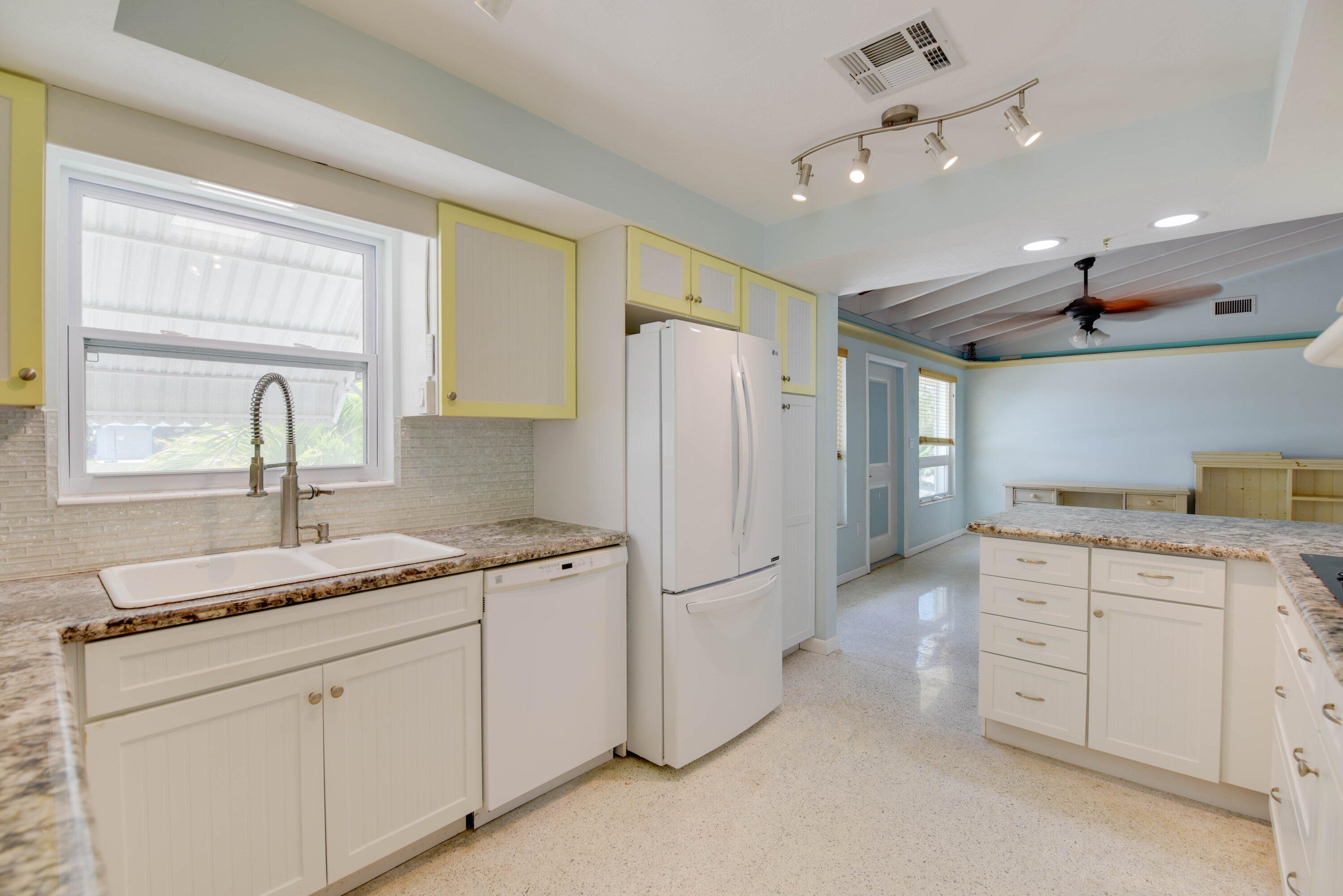 466 W Shore Drive Property Photo 5