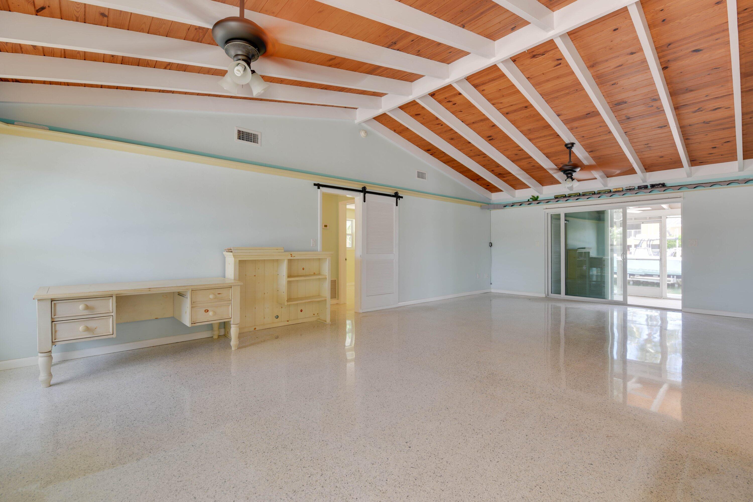 466 W Shore Drive Property Photo 7
