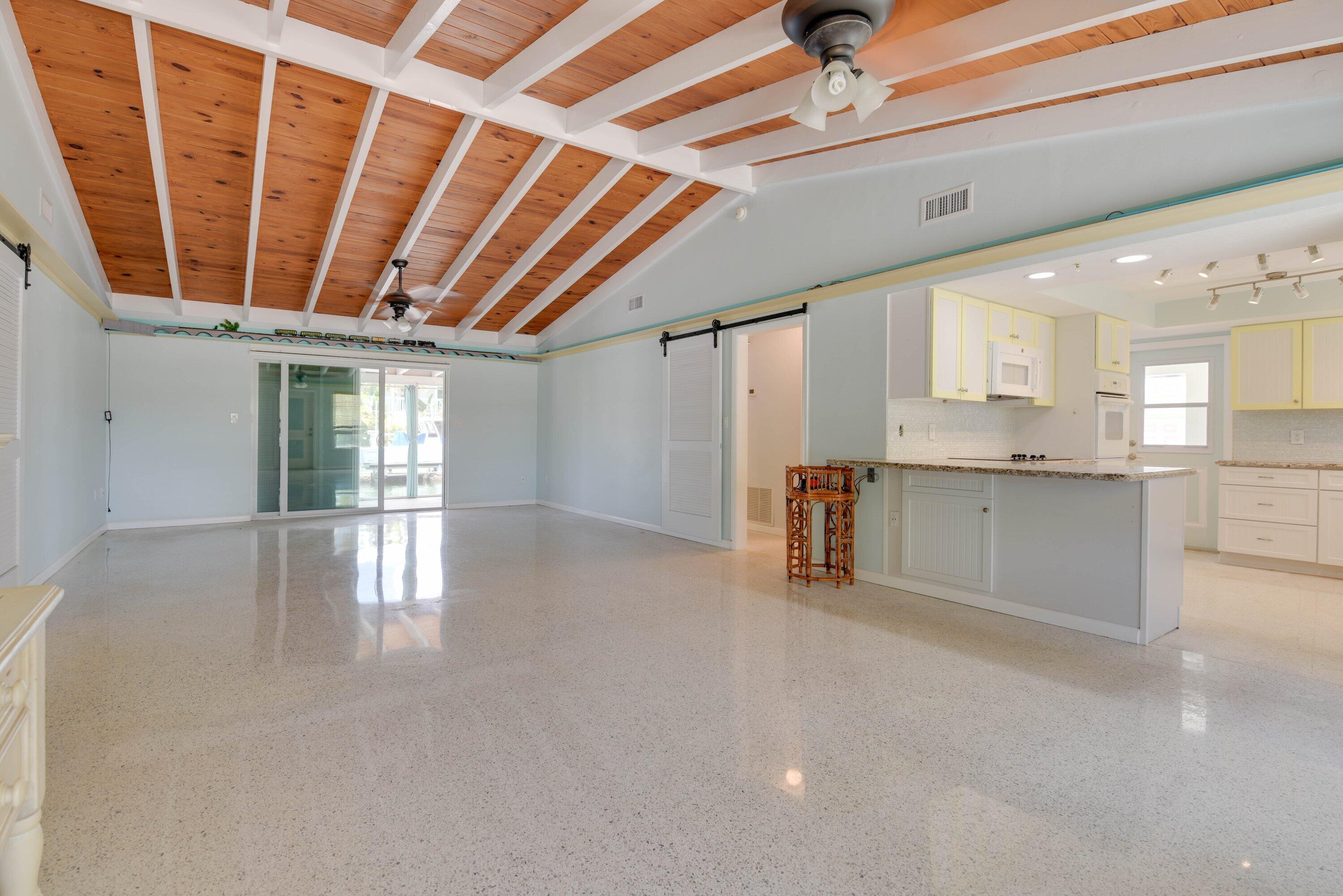 466 W Shore Drive Property Photo 10