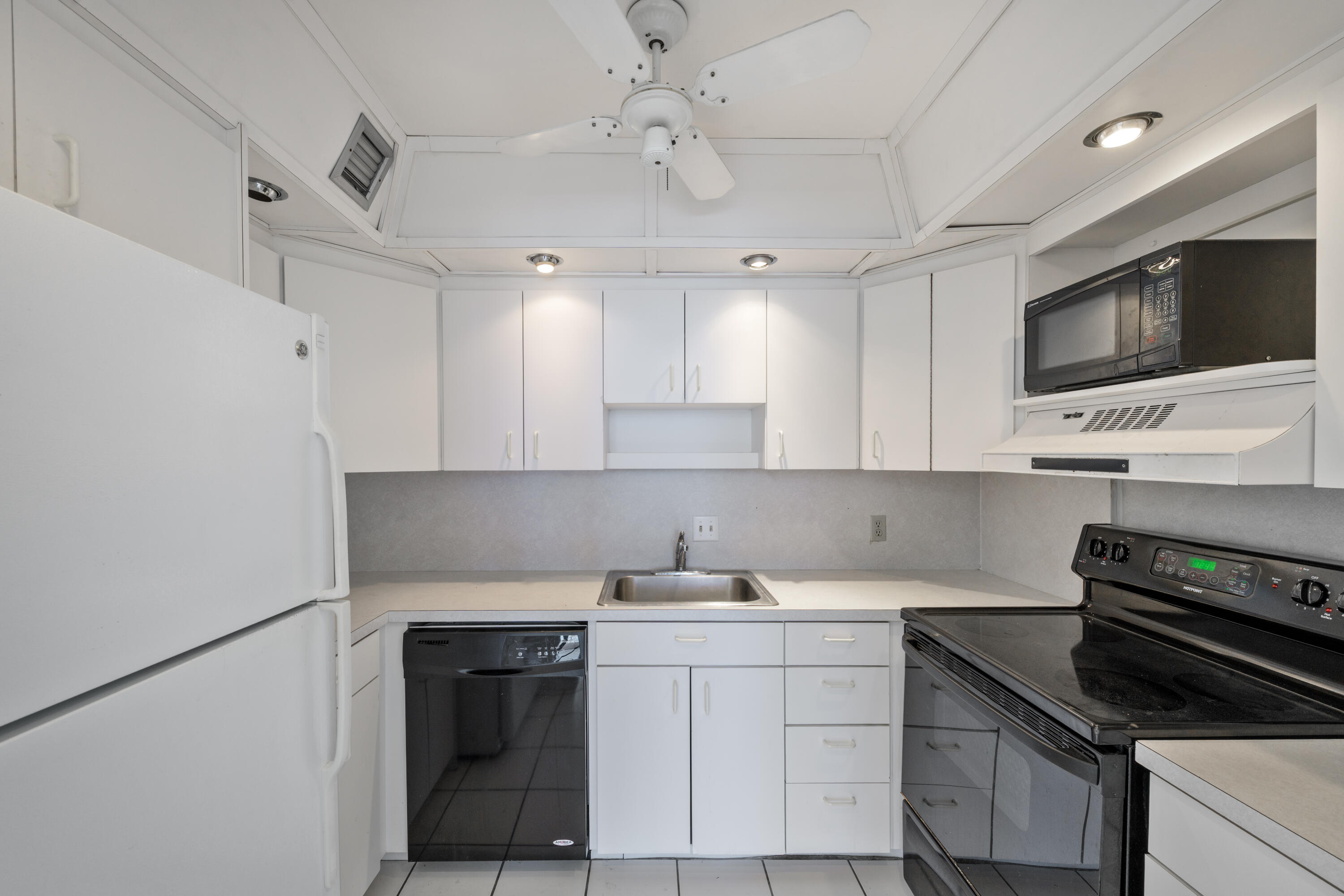 2000 Coco Plum Drive 106 Property Photo 4
