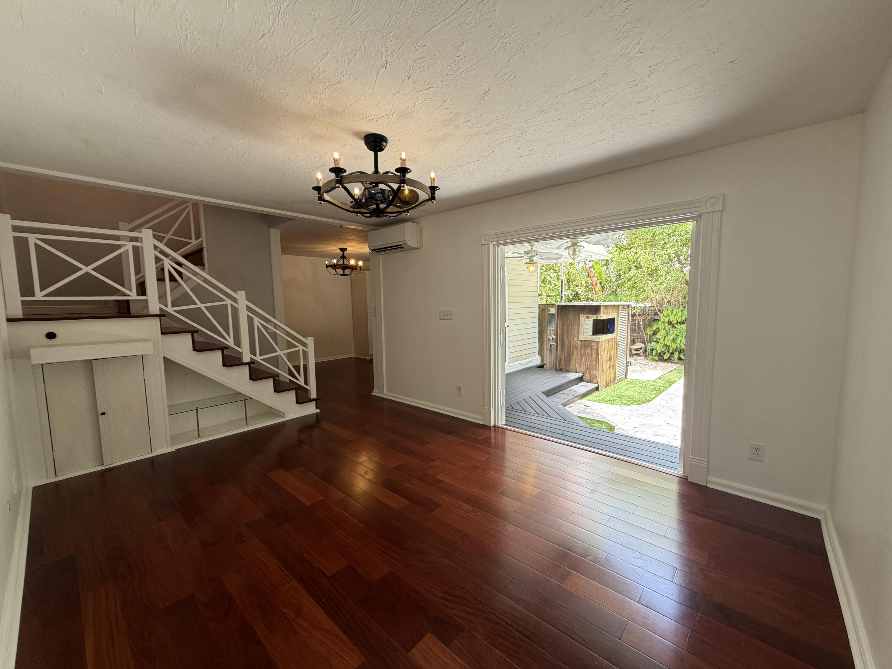 3318 Harriet Avenue Property Photo 4