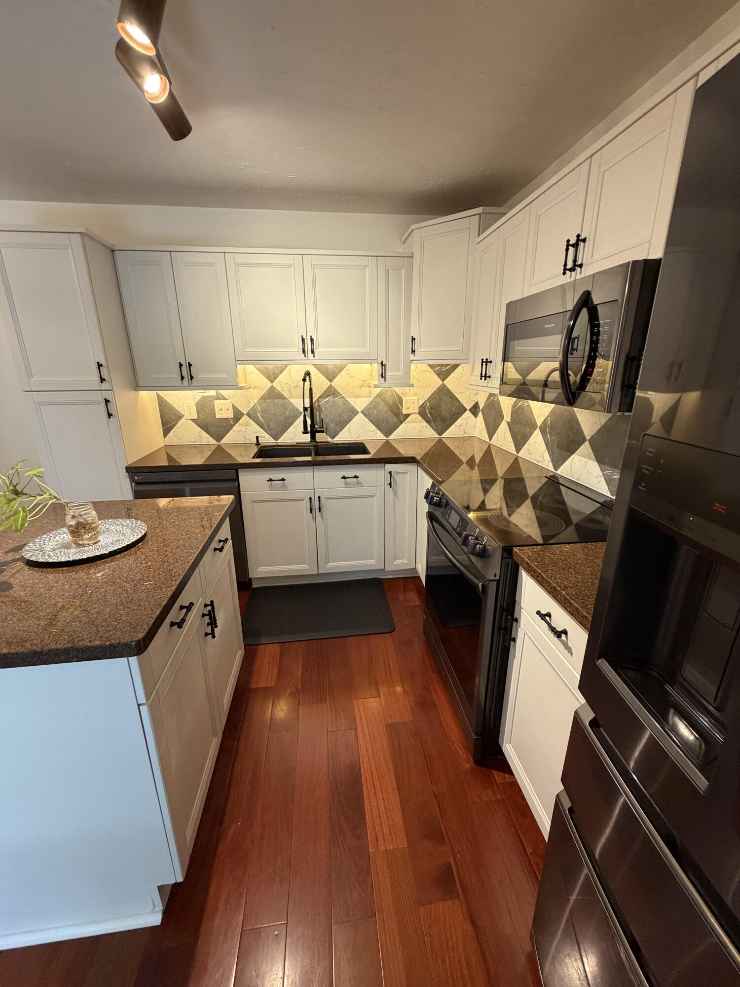 3318 Harriet Avenue Property Photo 6