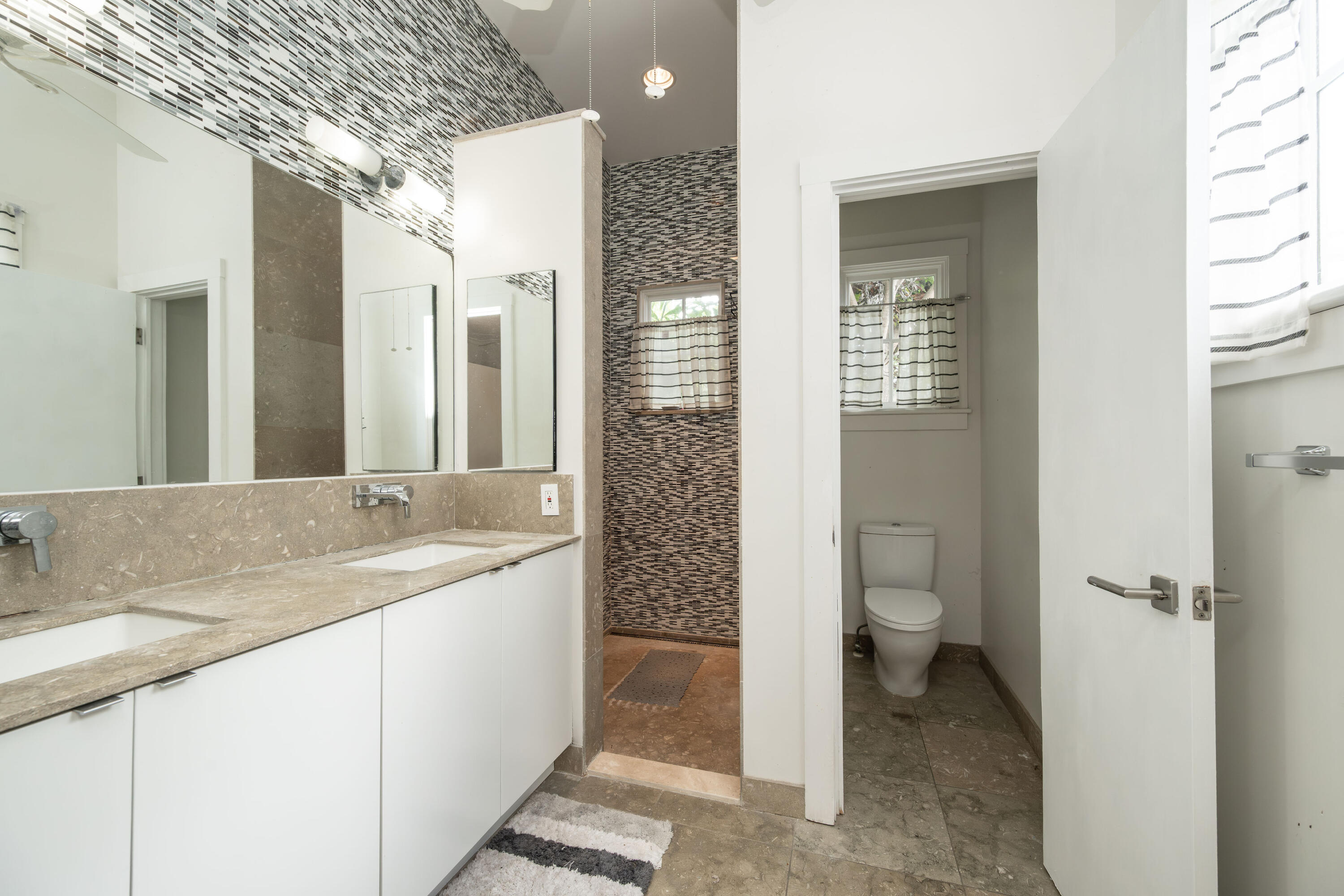 1407 Petronia Street Property Photo 16