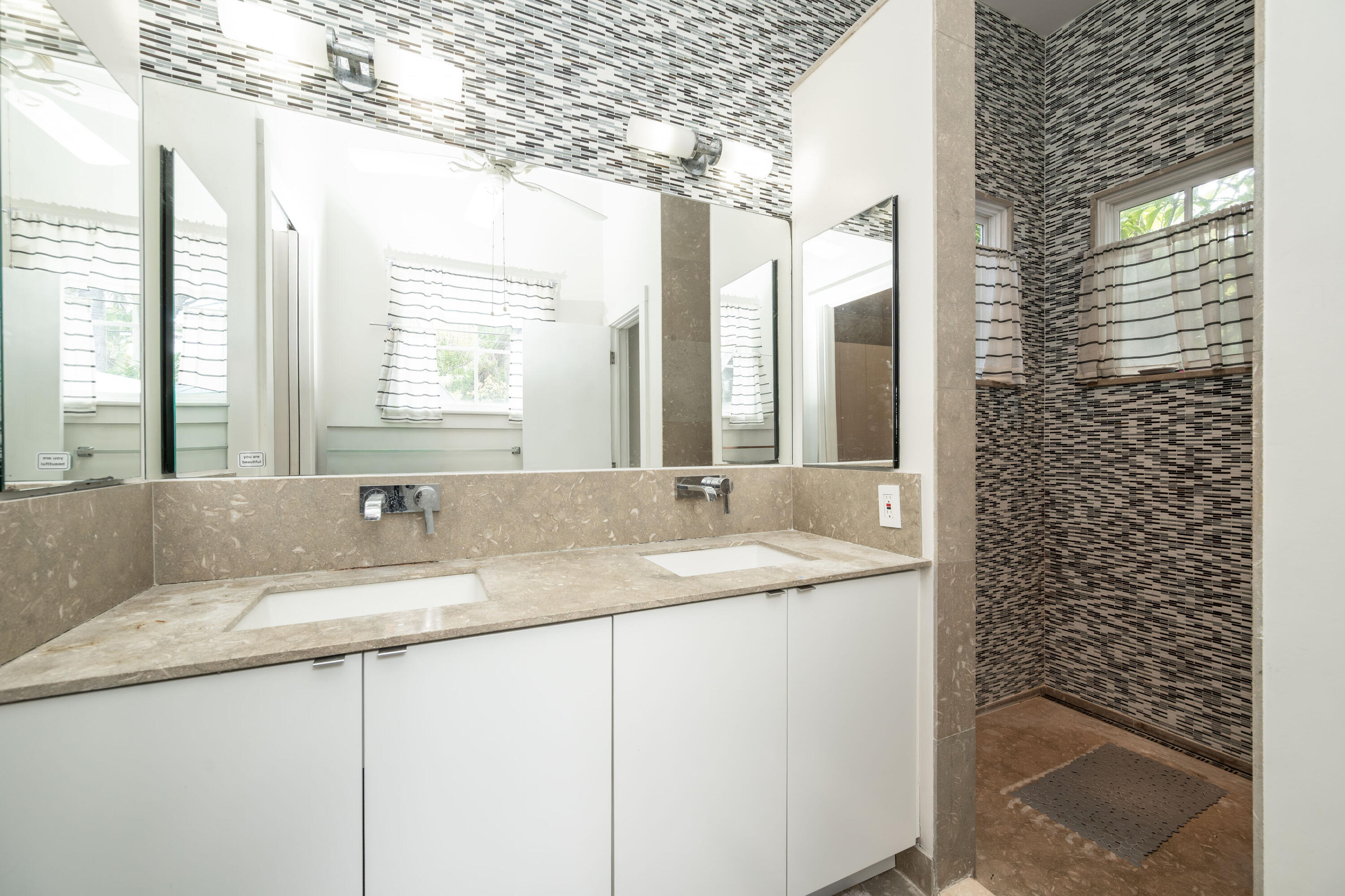 1407 Petronia Street Property Photo 17
