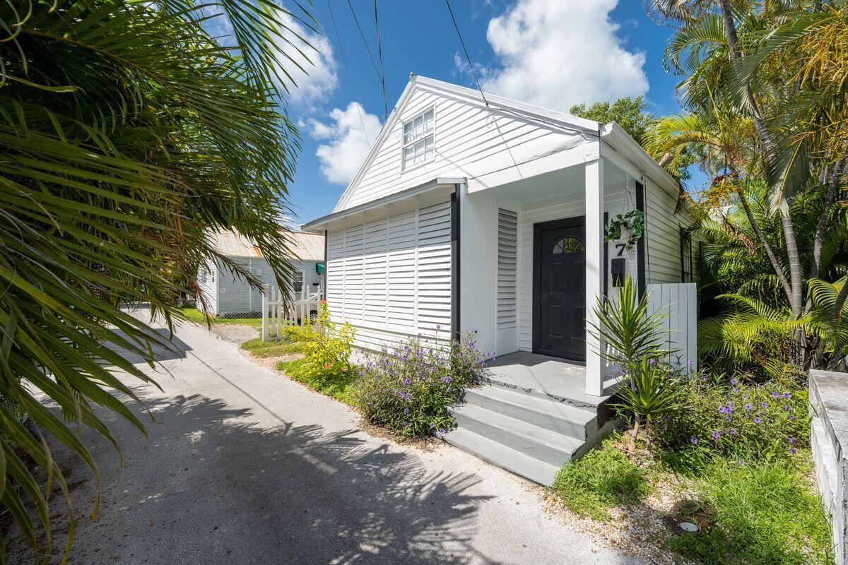 7 THOMPSON Lane Property Photo 1