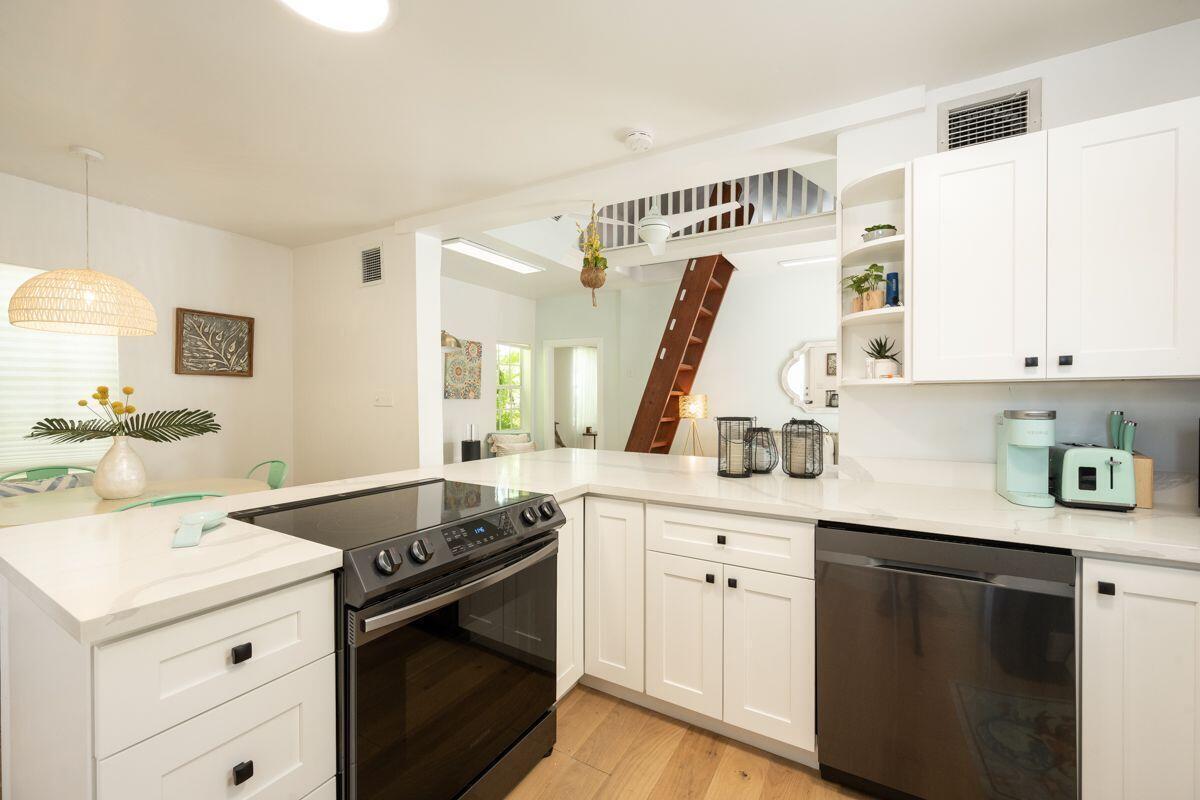 7 Thompson Lane Property Photo 11