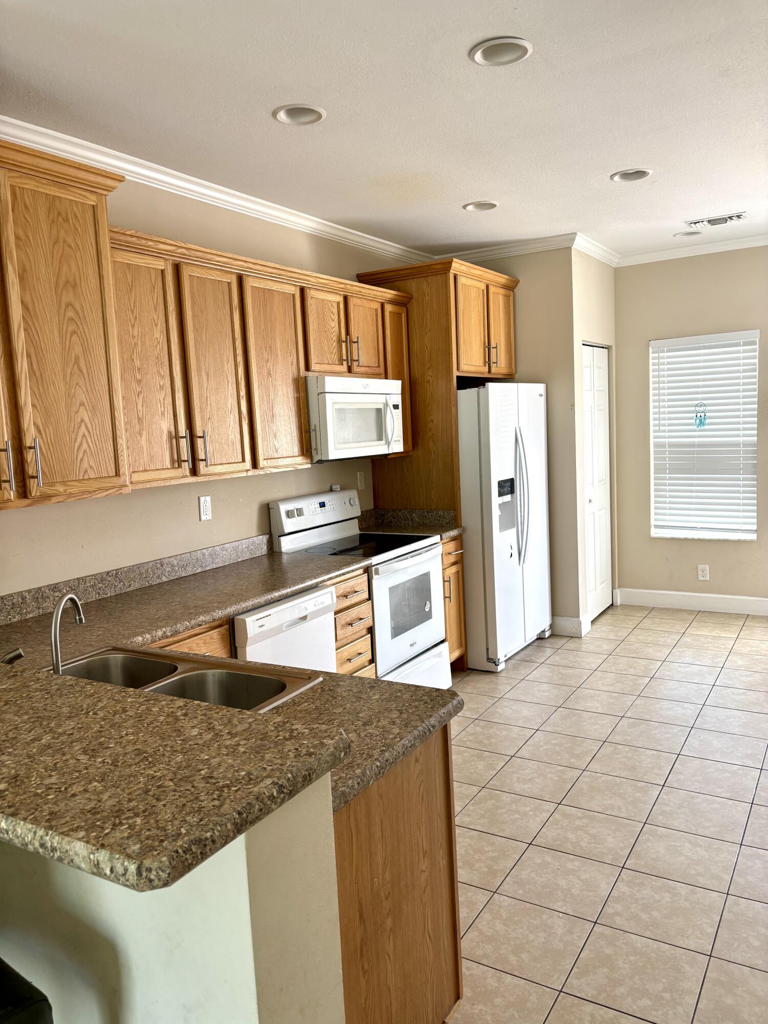 5030 5th Avenue 60 Property Photo 6