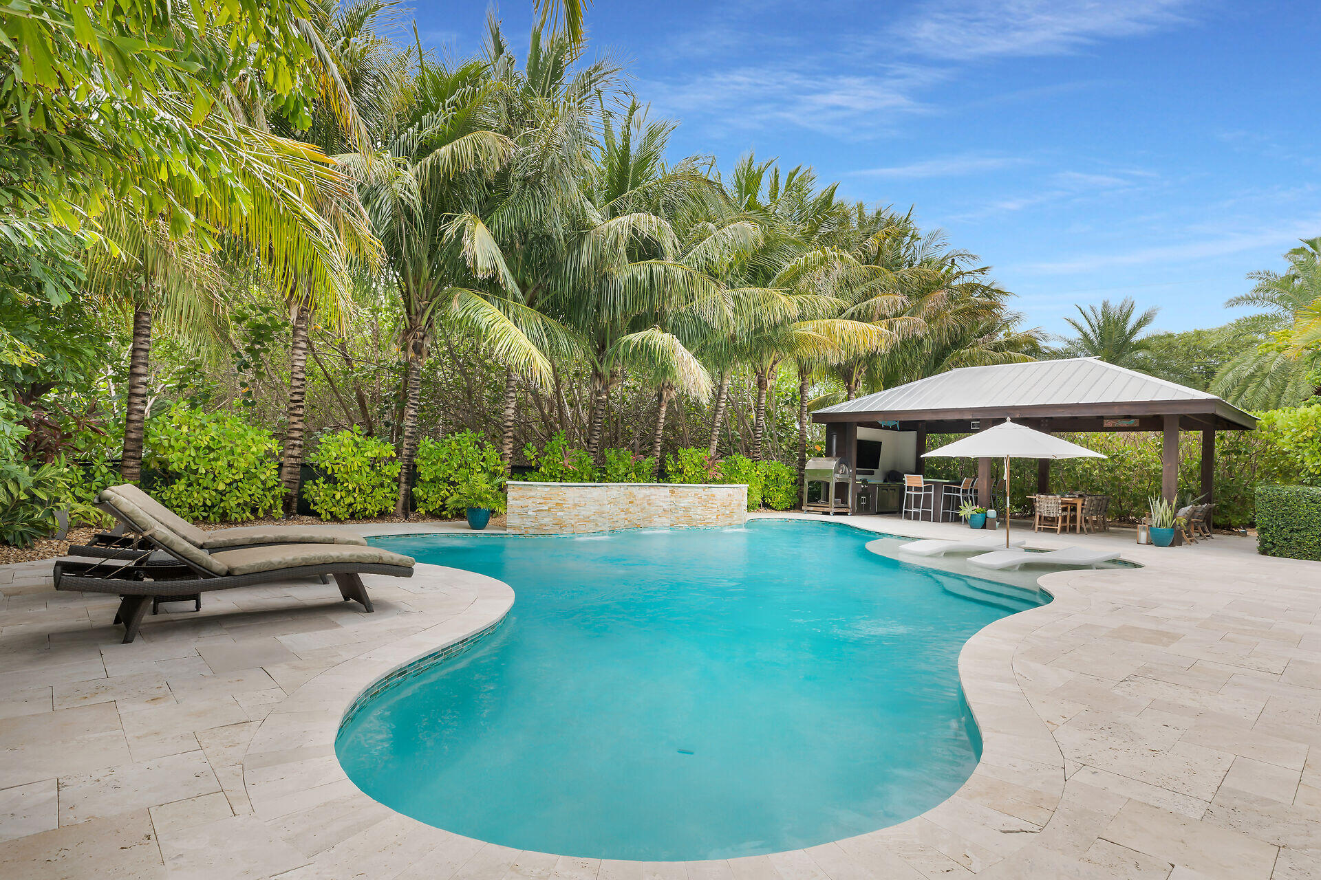 122 S Bahama Drive Property Photo 2
