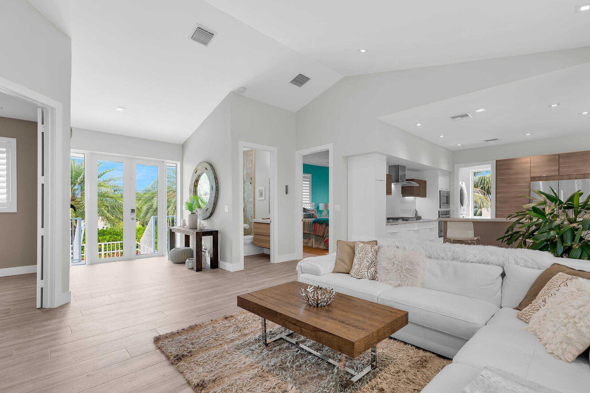 122 S Bahama Drive Property Photo 5