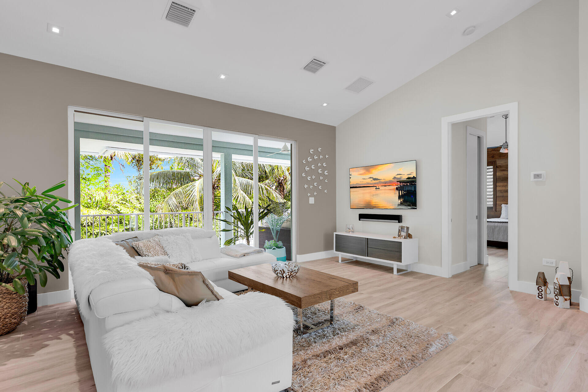 122 S Bahama Drive Property Photo 7