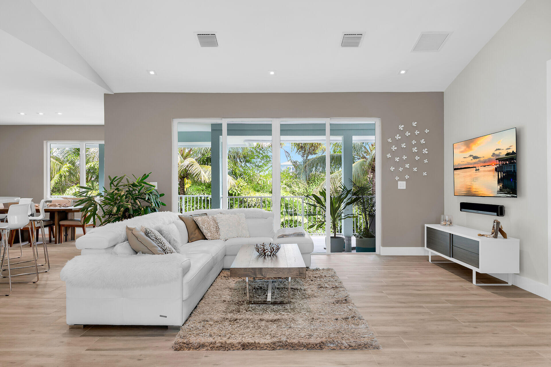 122 S Bahama Drive Property Photo 8
