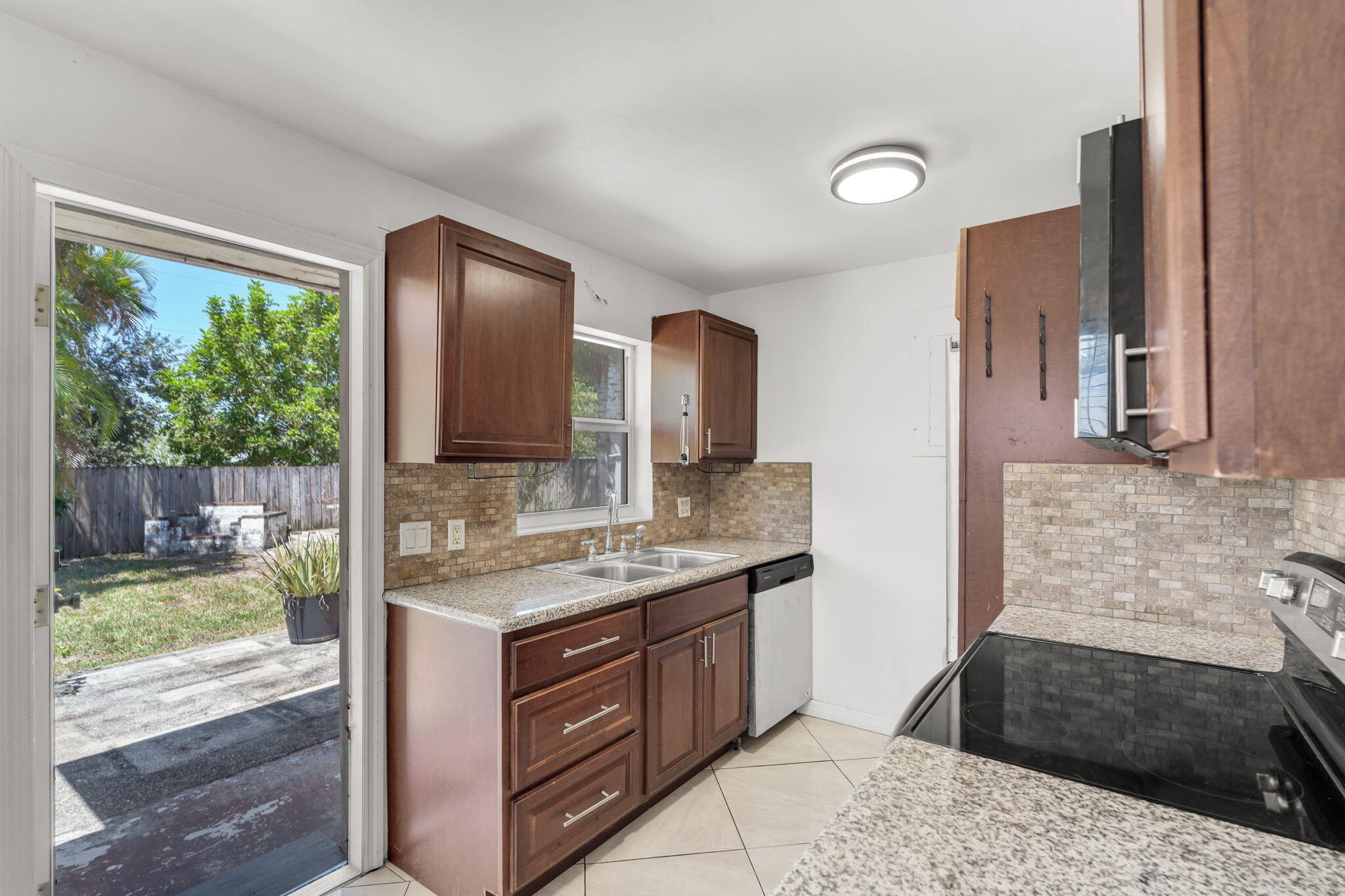 2539 Coolidge Street Property Photo 8