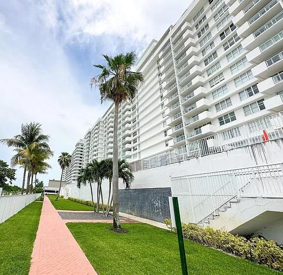 5601 Collins Avenue Apt 808 Property Photo 2