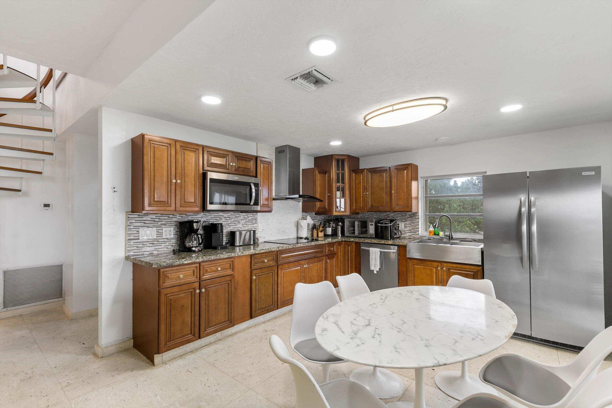 481 E Shore Drive Property Photo 10