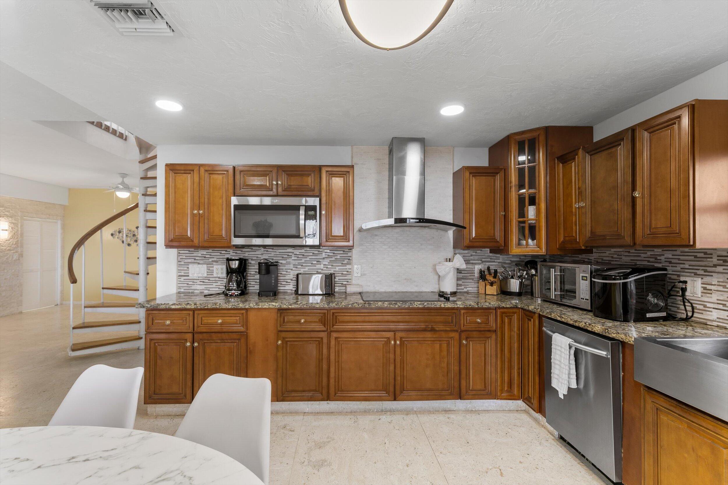 481 E Shore Drive Property Photo 13