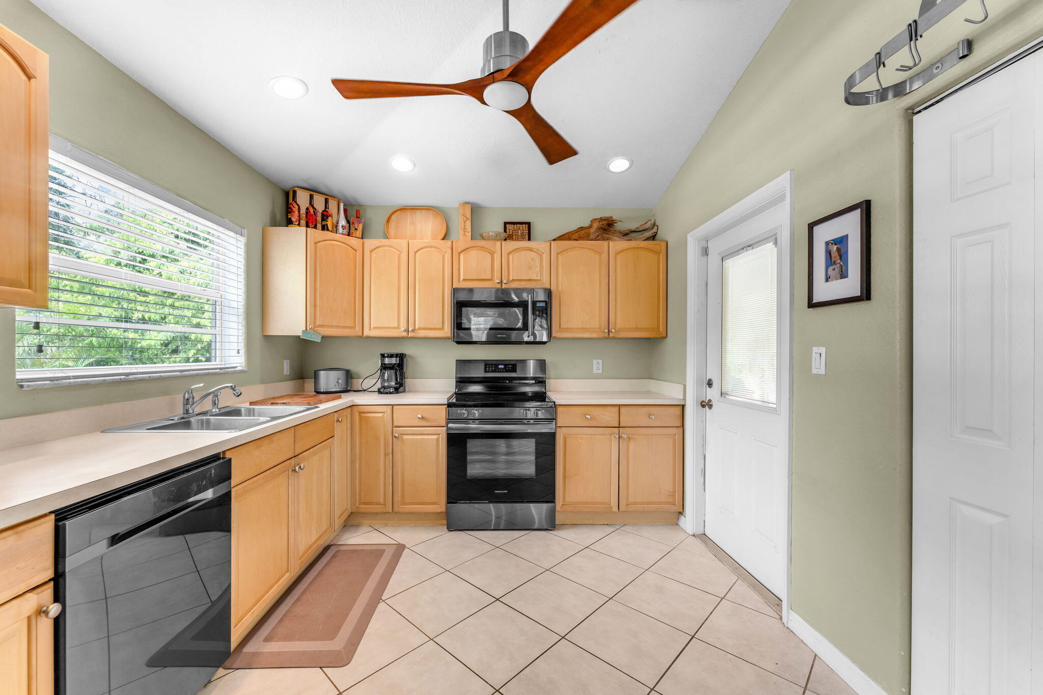 547 Plante Street Property Photo 5