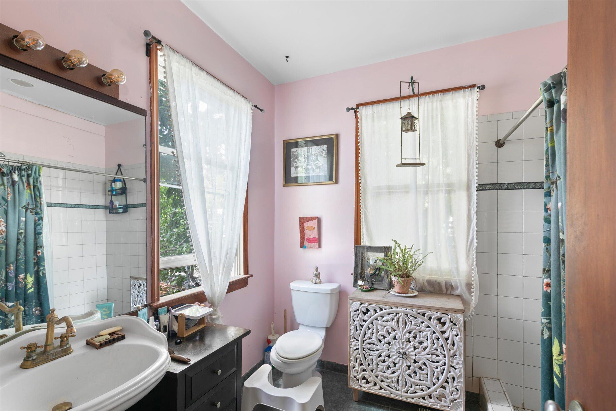 646 William Street Property Photo 14