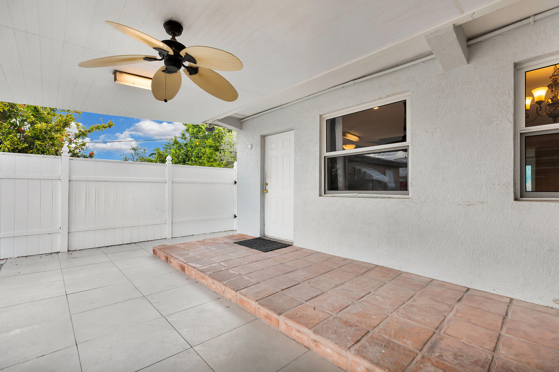 6415 2nd Terrace Property Photo 3