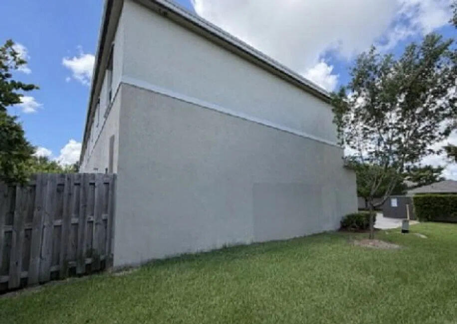 597 Ne 5th Place Property Photo 3