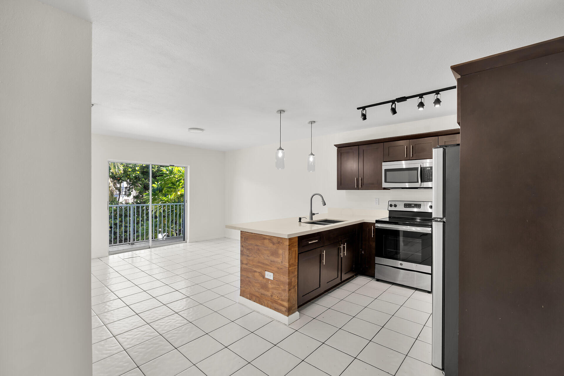 1129 Pebble Beach Lane Apt 11 Property Photo 3