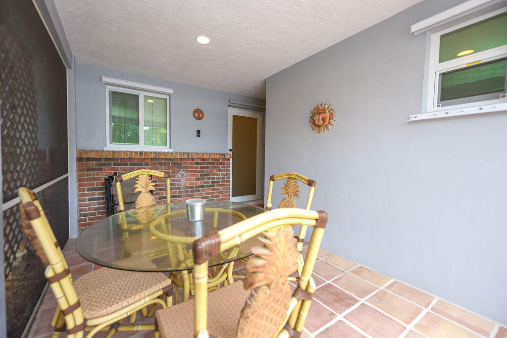 313 2nd Terrace Property Photo 4