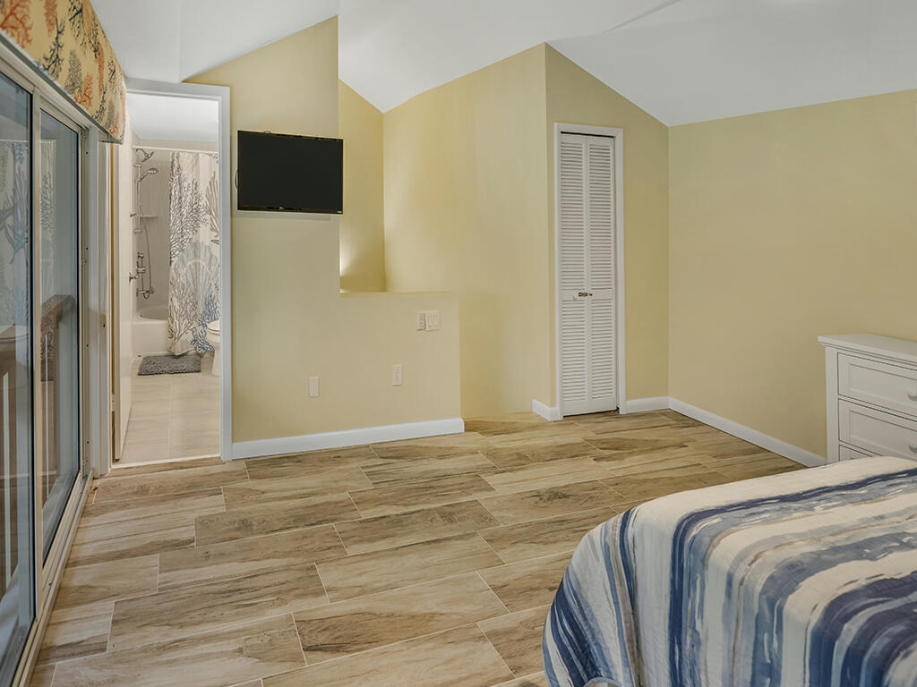 9812 Leeward Avenue 30' Boat Slip Property Photo 23