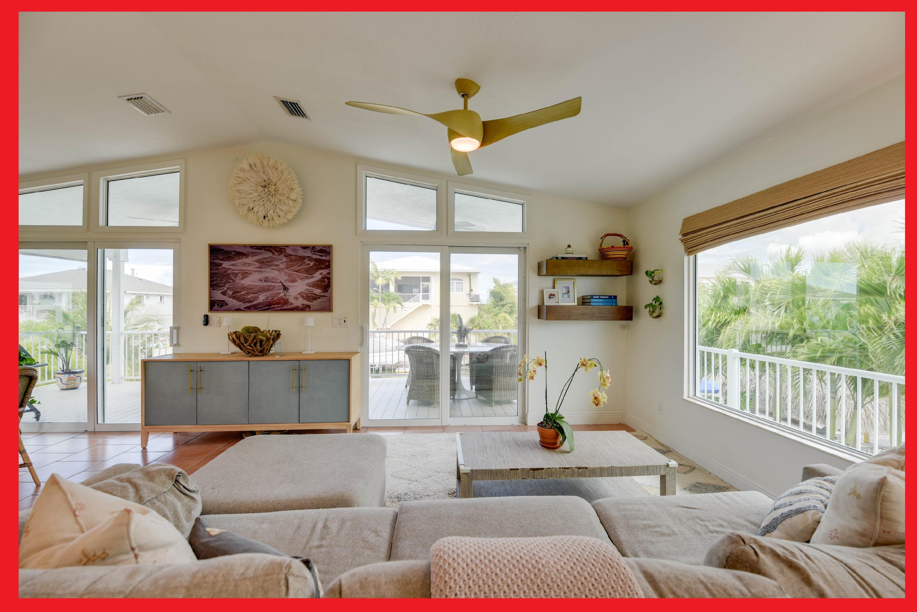 637 E Caribbean Drive Property Photo 1