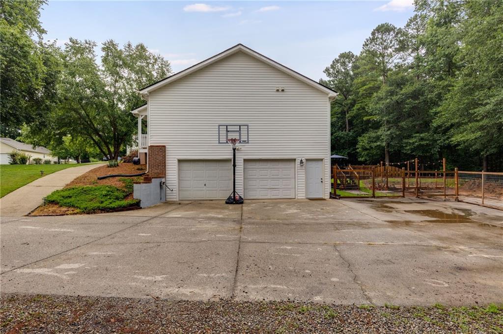 11 Starlyn Trace Property Photo 32