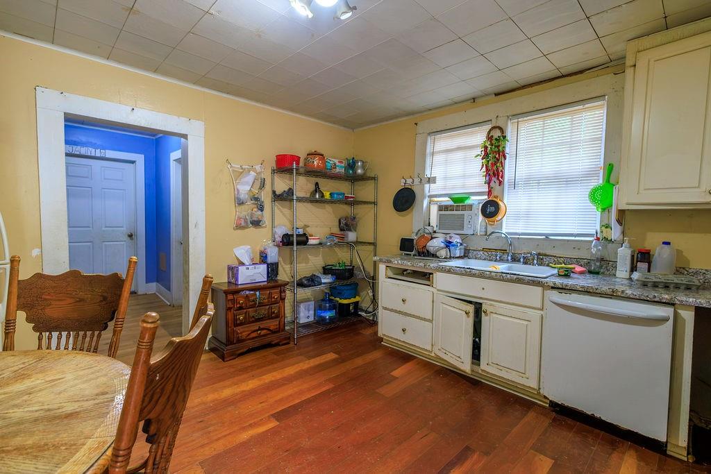 241 E Killian Street Property Photo 4