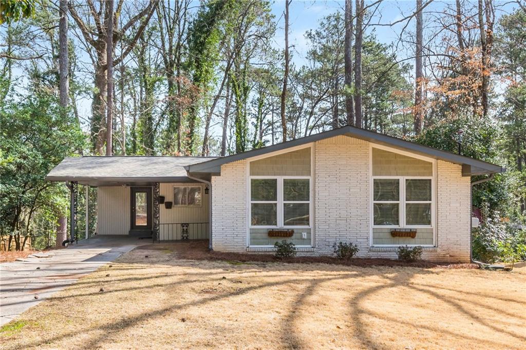 2542 Warwick Circle NE Property Photo 1