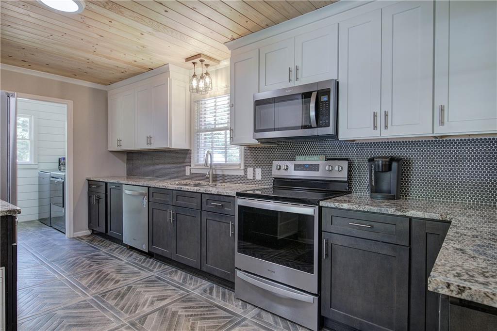 300 Mini Road Se Property Photo 4