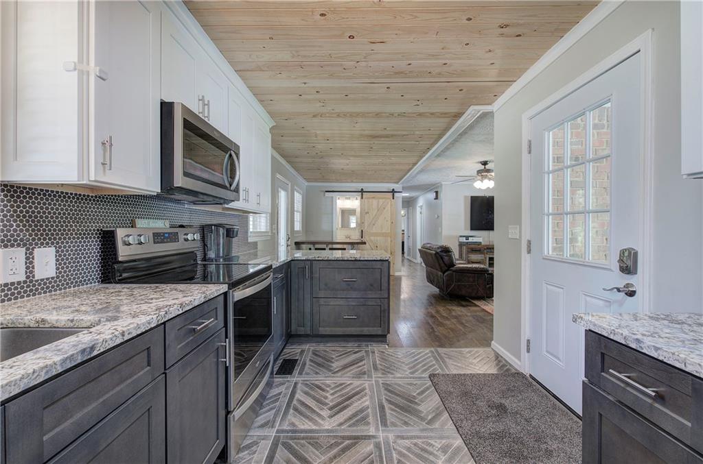 300 Mini Road Se Property Photo 7