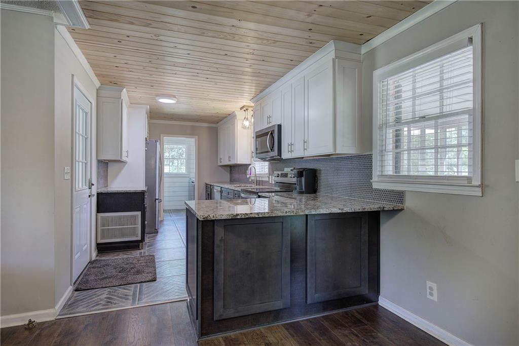300 Mini Road Se Property Photo 9