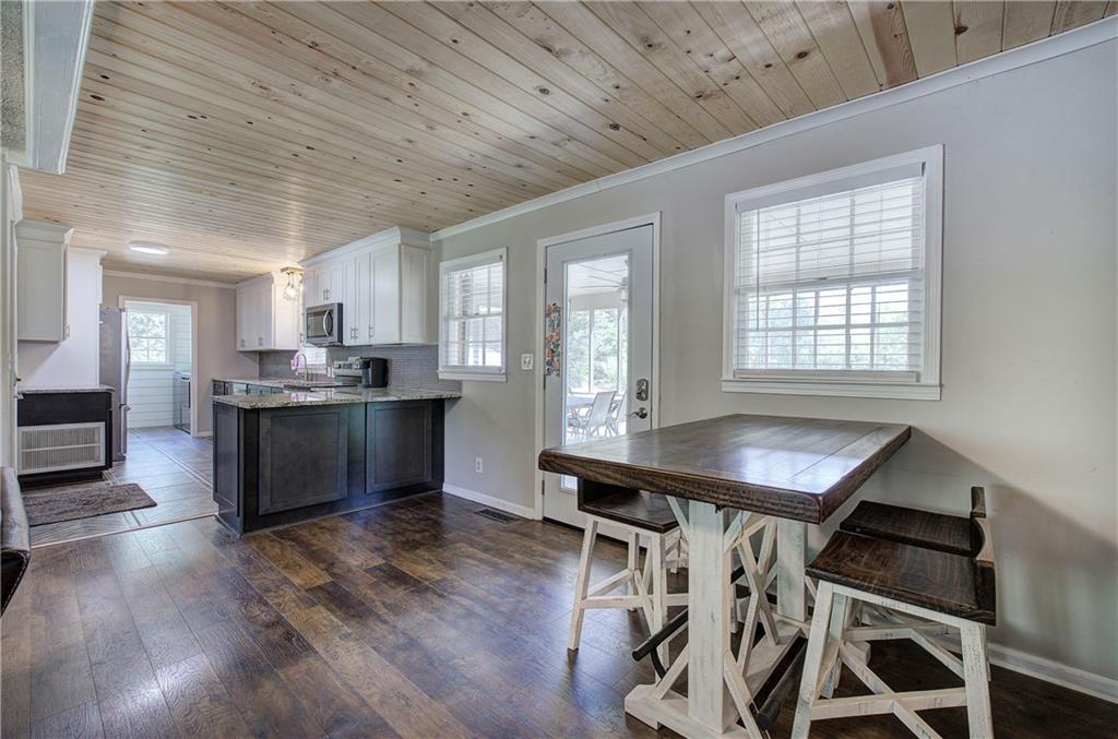 300 Mini Road Se Property Photo 10