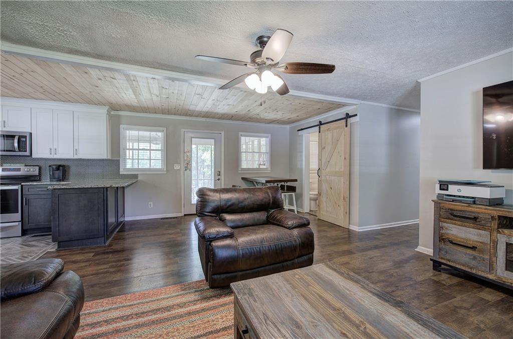 300 Mini Road Se Property Photo 12