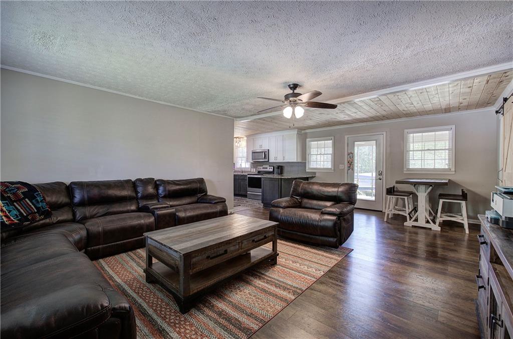 300 Mini Road Se Property Photo 13