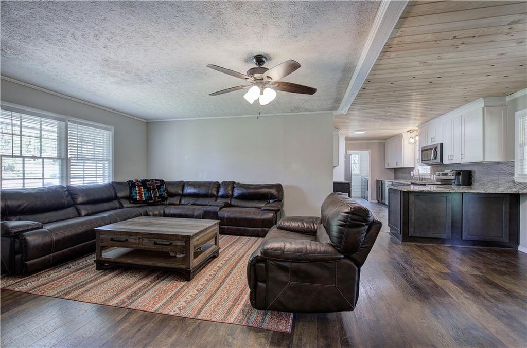 300 Mini Road Se Property Photo 14