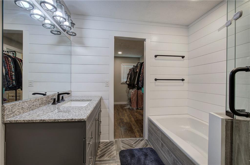 300 Mini Road Se Property Photo 23