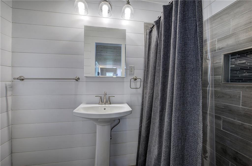 300 Mini Road Se Property Photo 27