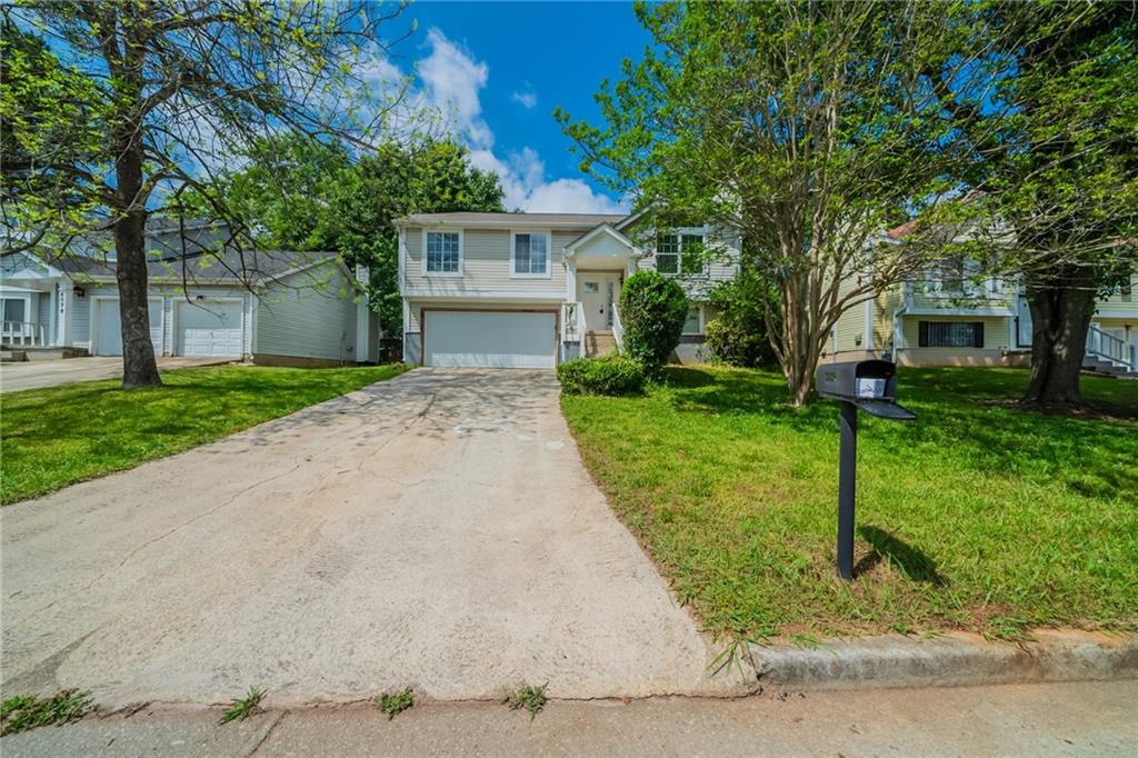 6082 Raintree Bend Property Photo 1
