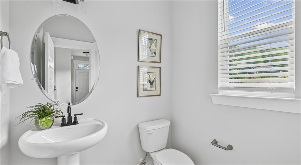 102 Fairlie Parkway Unit Stapleton Property Photo 5